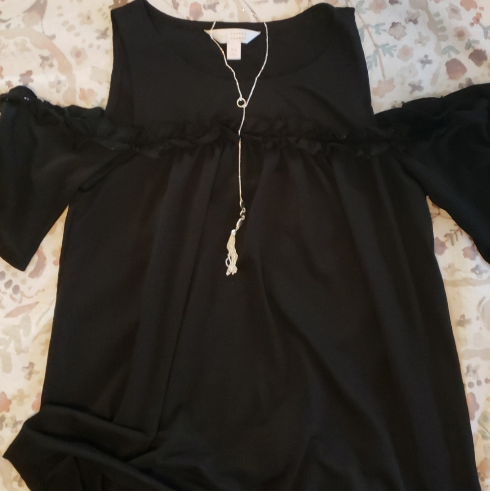 Black Pop Shoulder Top